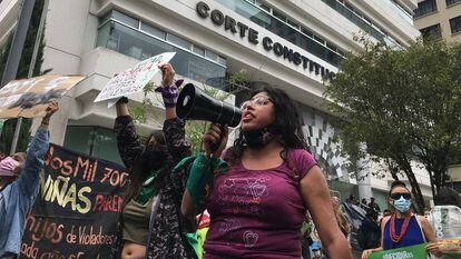 Activistas de grupos feministas se manifiestan a favor del aborto en Quito (Ecuador) este febrero.