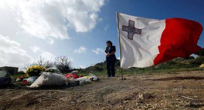 Una mujer presenta sus respetos en el lugar del asesinato de la reportera Daphne Caruana Galizia, en Bidnija.