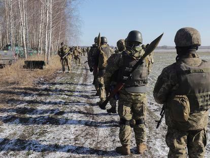 Militares ucranios se preparaban el martes para tomar posiciones cerca de Kiev.