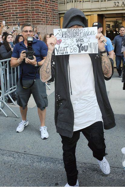 Con más tatuajes, con más chulería y más ‘mirada acero azul’, Justin Bieber (21 años) salía como vestido de andar por casa de un programa de radio en Nueva York. En sus manos sostiene un cartel en el que se puede leer: “Justin Bieber. 3 days. What do you mean?”. Se trata de la cuenta atrás para el estreno de su nueva canción, llamada 'What do you mean?' (ya se puede escuchar). Bieber, que parece la versión caucásica de Kanye West (su mirada, sus tatuajes, la forma de su boca y sus mofletes) ha provocado que su música se convierta en un elemento inversamente proporcional a la imagen de tipo duro que se empeña en proyectar. ¿Provocará su nueva canción un cambio y se hará todo un hombre? Lo veremos pronto.