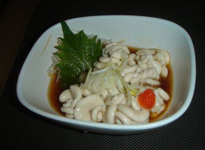 Un salteado de esperma frio de pez globo con verduras de un restaurante de Japón