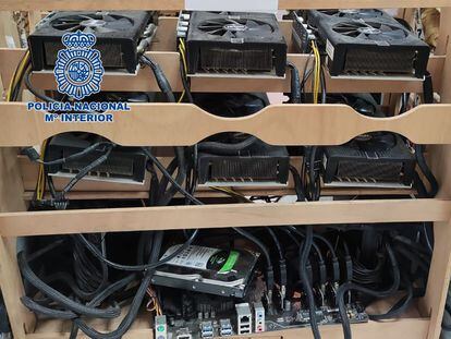 En la imagen, equipos informáticos intervenidos a la red criminal durante los registros practicados por la Policía Nacional.