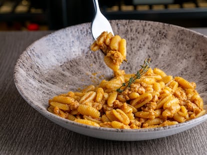 Pasta tradicional de Cerdeña, 'malloreddus alla campidanese', uno de los platos del restaurante Boccondivino, en Madrid.