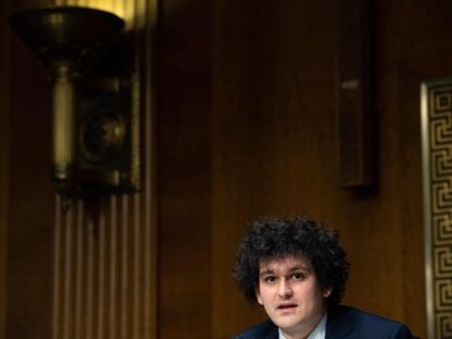 Sam Bankman-Fried, fundador de la plataforma FTX, ahora en bancarrota, interviene en el Senado de EE UU en una sesión sobre activos digitales, el pasado febrero.