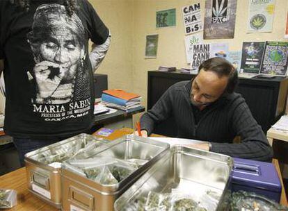 Un miembro Pannagh, una asociación para el autoconsumo de cannabis, en la sede de Bilbao.