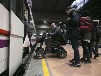 David Alonso, en Atocha, trata de subir a un tren con dirección a Móstoles que no está adaptado para sillas de ruedas.