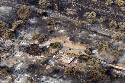 Vista aerea de la devastación causada por los incendios forestales que azota la isla de Tasmania, Australia, el 5 de enero.