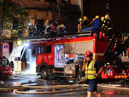 Los bomberos durante el operativo de rescate en el restaurante de barbacoas de Yinchuan donde una explosión causó al menos 31 muertos.