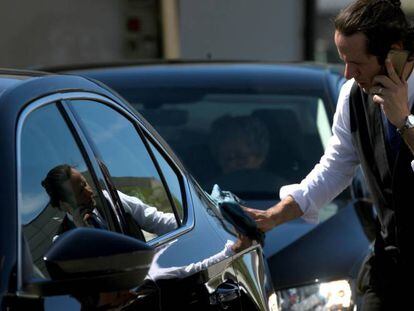 Un conductor de un VTC limpia su coche en Barcelona.