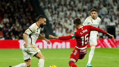 Dani Carvajal, ante Neva en el partido contra el Granada en el que se lesionó.