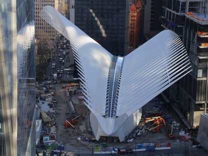 Fachada exterior del vest&iacute;bulo de la estaci&oacute;n del World Trade Center, dise&ntilde;ado por Santiago Calatrava.