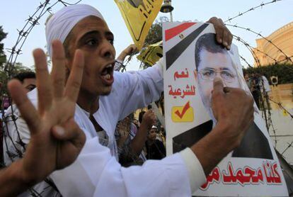 Partidarios de Morsi se manifiestan este viernes en El Cairo.
