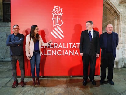 Los dise&ntilde;adores Daniel Nebot (izda) y Nacho Lavernia (dcha) con M&ograve;nica Oltra y Ximo Puig ante la nueva imagen de la Generalitat. 