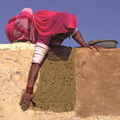 Una mujer india construye un inmueble con sus propias manos.