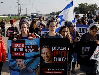 Familiares de rehenes de Hamás se manifiestan contra la entrada de ayuda a Gaza mientras estos no sean liberados, cerca del cruce de Kerem Shalom, punto de entrada de camiones desde Egipto, el 9 de enero.