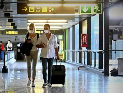 Varios turistas caminan por la terminal 4 del Aeropuerto de Barajas. 