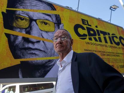 Carlos Boyero, ante el cartel de promoción del documental sobre él, en el Kursaal de San Sebastián.