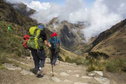 Recorriendo el Camino Inca, rumbo a Machu Picchu, en los Andes de Perú.