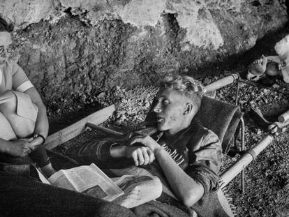 La enfermera Margaret de Culpeper consuela a un herido en la cueva-hospital cerca de La Bisbal de Falset, a principios de agosto de 1938.
