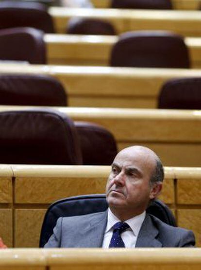 El ministro de Econom&iacute;a y Competitividad, Luis de Guindos, durante un pleno celebrado el Senado, en Madrid.