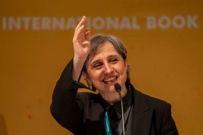 La periodista mexicana Carmen Aristegui participa en una mesa de dialogo el día 01 de diciembre de 2021 en la Feria Internacional del Libro de Guadalajara. 