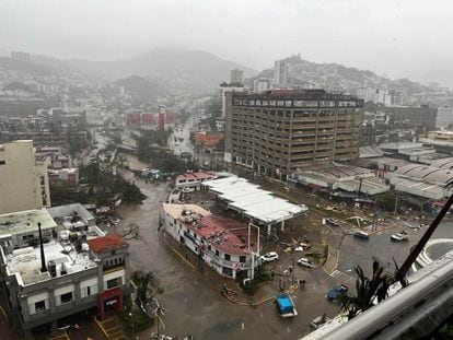 Vista aérea de la ciudad de Acapulco, tras el paso del huracán 'Otis', este miércoles.