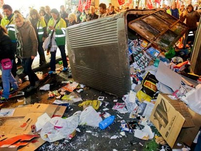 Un contenedor derribado al paso de los trabajadores de limpieza que se manifestaron por el centro.