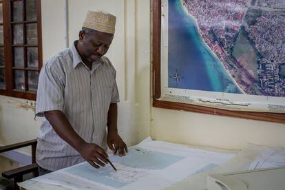Mohamed Juma, 'Caiba', es el jefe de del departamento de planificación de la Comisión de Tierras del Gobierno de Zanzíbar. Sostiene que el nuevo mapa también les permitirá evaluar la degradación de la tierra debido a la extracción de arena, una actividad permitida con la autorización correspondiente si es con fines constructivos.