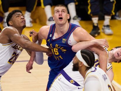 Nikola Jokić, de los Denver Nuggets, junto a tres jugadores de los Lakers en el partido de este sábado.