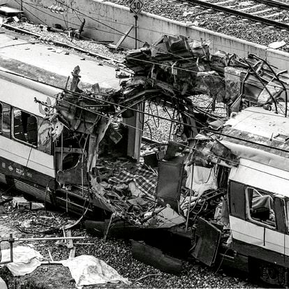 Uno de los vagones destrozados por los atentados yihadistas en la estación de Atocha, la misma mañana del 11 de marzo de 2004.