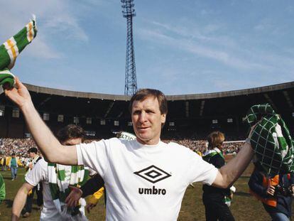 Billy McNeill celebra como entrandor una victoria del Celtic en la temporada 1987-1988.