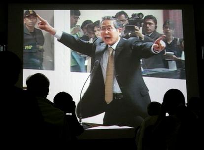 Imagen de la pantalla ubicada en la sala de prensa en la que se ve el momento en el que el expresidente Alberto Fujimori responde a las acusaciones