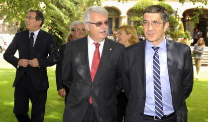 Martínez Churiaque, en el centro, junto a Patxi López en Ajuria-Enea. A la izquierda, Bonilla.