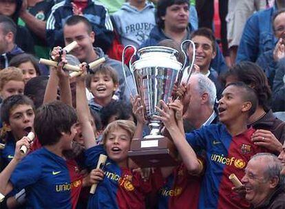 Los alevines del Barcelona celebran su triunfo en el torneo que se disputó en A Coruña.