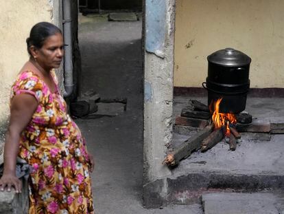 Una mujer cocina con leña debido a la escasez de gas para cocinar en Colombo, Sri Lanka.