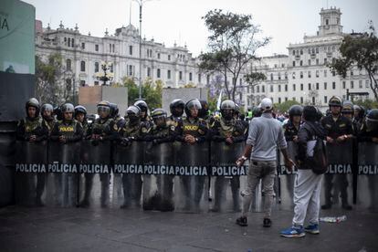 Manifestantes encaran a la policía antidisturbios, durante una protesta en Lima (Perú), el 16 de diciembre de 2022.