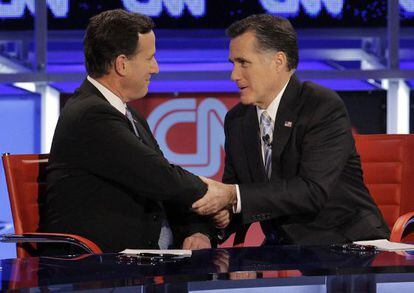 Santorum (izquierda) y Romney en un debate en febrero.