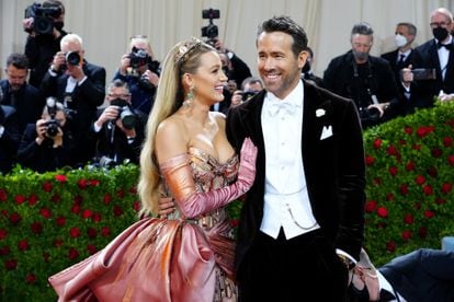 Blake Lively y Ryan Reynolds, a su llegada a la Met Gala celebrada el 2 de mayo de 2022 en Nueva York. 