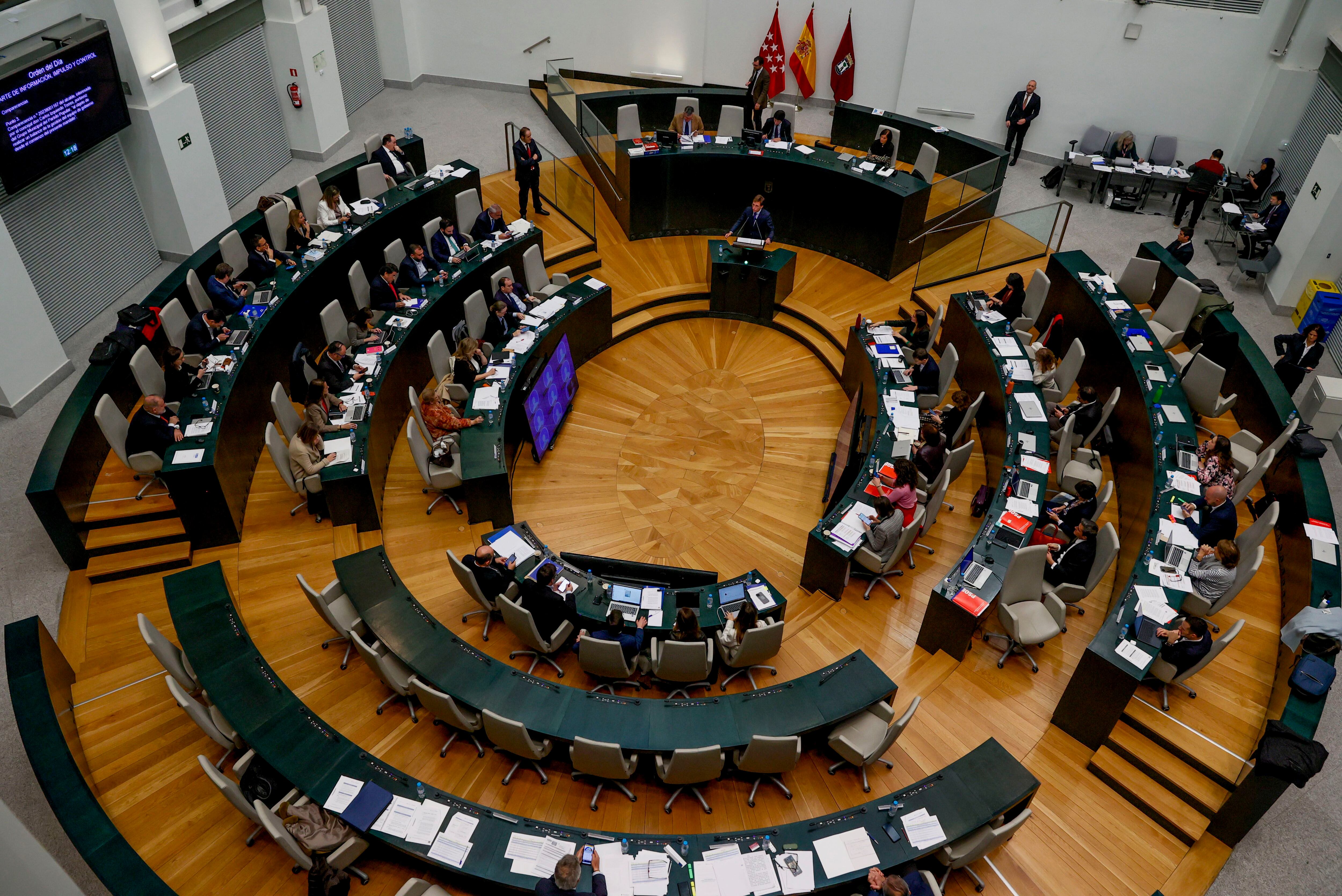 El alcalde de Madrid, José Luis Martínez-Almeida (c) interviene durante el pleno celebrado este viernes en el Ayuntamiento de Madrid. 