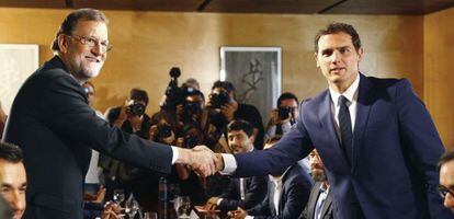 Mariano Rajoy y Albert Rivera, el pasado agosto tras un encuentro de la ronda de negociaci&oacute;n para formar Gobierno.