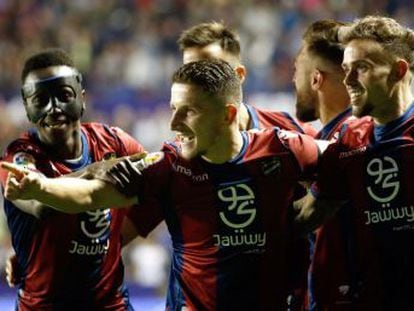 Los azulgrana pierden su condición de invictos en la Liga en la penúltima jornada después de un alocado y vibrante partido en el Ciutat de Valencia