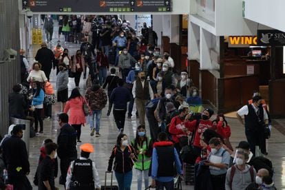 Turistas esperan para abordar su vuelo en el AICM de la Ciudad de México, el 22 de Diciembre de 2020.