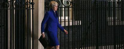 Theresa May sale de la residencia oficial de Downing Street.