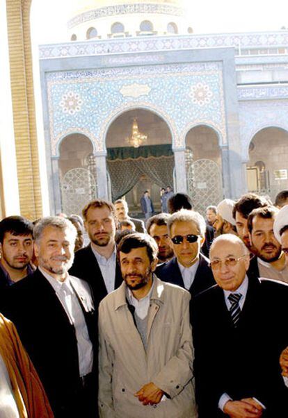 El presidente iraní, Mahmud Ahmadineyad, visita el templo de la nieta del profesta Mahoma cerca de Damasco (Siria), donde se encuentra en visita oficial.