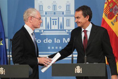 Rodríguez Zapatero saluda ayer en Madrid al presidente del Consejo Europeo, Van Rompuy.