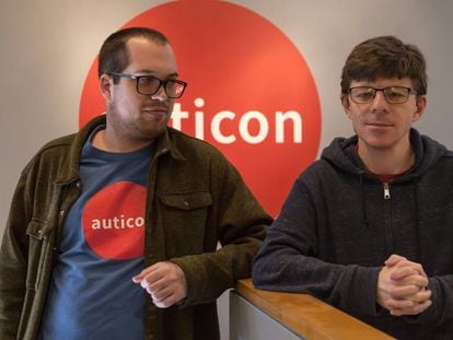 Andrew Ring y Evan Rochte, autistas y empleados en Auticon, en la sede de la empresa en Santa Monica, California. 