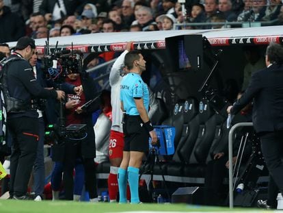 El árbitro Francisco José Hernández revisa una jugada en el VAR en el partido entre el Real Madrid y el Almería.