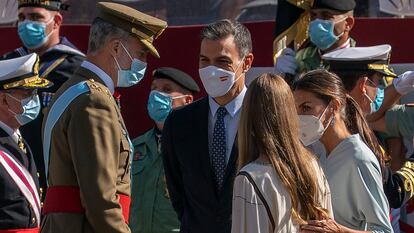 El rey Felipe VI, el presidente del Gobierno, Pedro Sánchez, la reina Letizia y la infanta Sofía, durante el desfile, este martes.