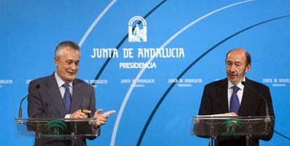 Rubalcaba (derecha) y el presidente andaluz, José Antonio Griñán, en diciembre de 2010.