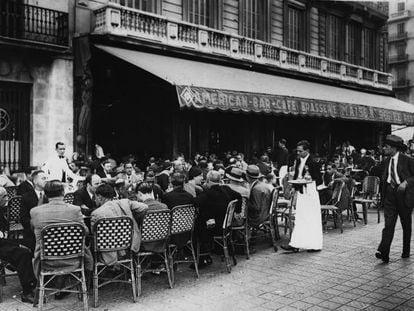 Vista de la terraza del caf&eacute; Maison Dor&eacute;e en la plaza de Catalu&ntilde;a de Barcelona. 